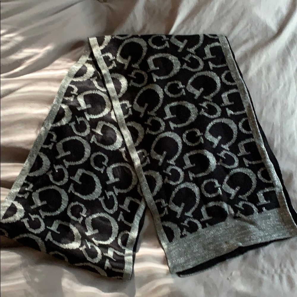 Guess scarf